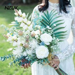 Wedding Flowers NZUK Nordic Bride Holding Simulation Silk And Berries Travel Bouquets Pos Ramo De Novia