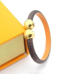 2022 New Luxury Jewelry Women Leather Designer Braceltes with Round Buckle Brand Highend Elegant Four Leaf Flowers Pattern Couple8403868