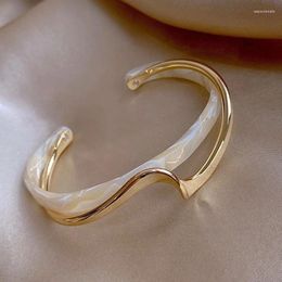 Bangle Light Luxury White Shell Plate Bracelet Curved Metal Texture Design Fashion Handicraft Bangles For Women