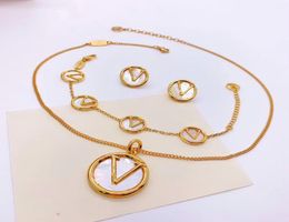 Europe America Style Jewelry Sets Lady Women Engraved V Initials Mother of Pearl Round Pendant Necklace Earrings Bracelet Sets6223012