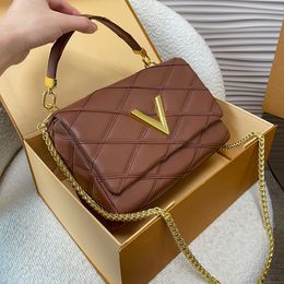 2024 Chain Bag Women Designer Luxurious Lambskin Crossboyd Quilted Pattern Shoulder Handle Handbag Flap Twist Lock Mirror Quality Fashion Bags 231215