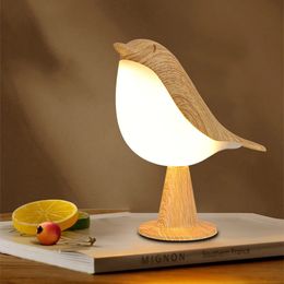 Decorative figurinesModern Simple Magpie Led Bedside Lamp Creative Touch Switch Wooden Bird Night Lamp Bedroom Table Reading Lamp Decor Home 231207