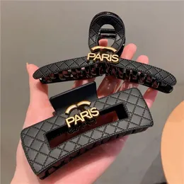 Fermagli per capelli da ragazza di design Accessori per capelli in pelle di lusso Parte posteriore della testa Clip per capelli con coda di cavallo a una linea, clip per capelli grande, Colore nero Designer di Parigi 2 Style Stock