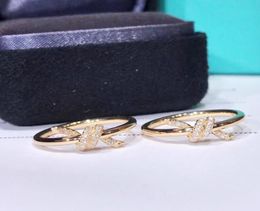 18K gold knot ring classic designer ring men and women wedding gift factory whole luxury jewelry6811540