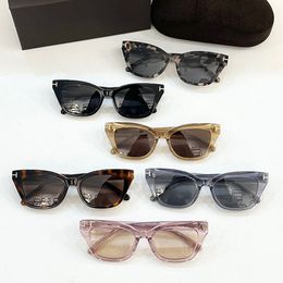 Cat eye square sunglasses fashionable and elegant for men and women with an acetate frame metal T-symbol on temples and a nameplate on the back of the plate legs FT1031