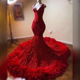 Abito lungo da ballo rosso con scollo a cuore per ragazze nere 2024 Abiti da festa di compleanno con paillettes Piume Abiti da sera a sirena Robe De Bal