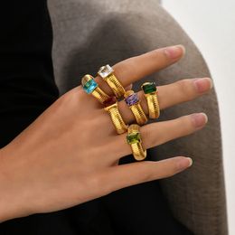 Nuovo anello elastico con anello in zircone intarsiato colorato e anello in acciaio al titanio Acciaio inossidabile europeo e americano debolmente, minimalista YS224