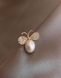 Pins Brooches Spark Rhinestone Bee Sweater For Women Mujer Gold Colour Alloy Big Round Imitation Pearl Animal Coat Brooch Accessor3683408