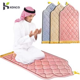 Bath Mats Muslim Prayer Rug Prayer Mat for Ramadan Flannel Carpet Portable Prayer Mat Worship Kneel Embossing Floor Carpets Non-slip Soft 231212