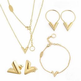 Europe America Fashion Style Jewellery Sets Lady Women Titanium Steel V Initials Charm Pendant Necklace Bracelet Stud Earrings Sets 186R