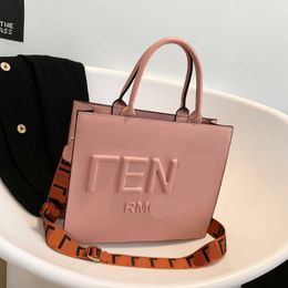 2024 luxury winter fashion bag Women's New High Capacity Commuter Tote for Work Premium Korean Crossbody Handheld Big Bag