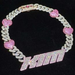 Nytt mode Kim Kardashian Samma design Iced Out VVS Diamond Moissanite Cuban Custom Name Necklace Necklace Gold