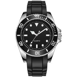 Wristwatches Diver Inspired Rotating Bezel 42mm Man Watch Japan Movement Geneva Rubber Strap 221114259y