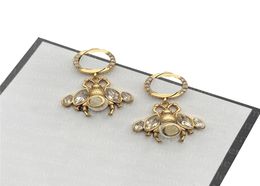 Vintage Crystal Charm Stud Bee Pendant Gold Earring Women Party Trendy Earrings Hollow Double Letter Designer Studs6080079
