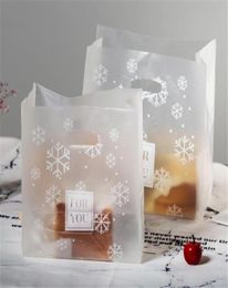 50PcsLot Christmas Gift Bags Plastic Boutique Pouches Shopping Gift Package Bag Supplies Handle Snowflake Present New2776811