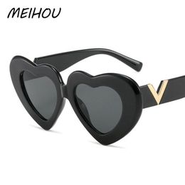 Sunglasses Love Heart Shaped Women Fashion Retro Cat Eye Sun Glasses Designer Travel Party Shades UV4003078