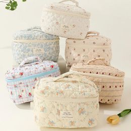 Cosmetic Bags 3Pcs Quilted Makeup Bag Printed Women Aesthetic Toiletry Purse Large Capacity Zipper Closure Cotton Daily Set