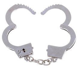 2021 new 100pcslot Fashion Metal Handcuff Keychains Mini Handcuff Shaped Keyrings Key99682679340499