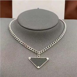 2022 Womens Mens Luxury Designer Necklace Chain Fashion Jewellery Black White P Triangle Pendant Design Party Silver Necklaces Names276d