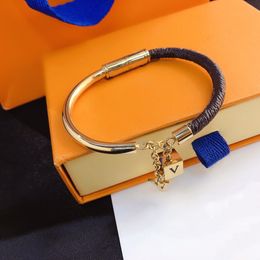 Luxury Charm Bracelet Womens Designer Leather Bracelet Mens Jewellery Fashion Letter Pendant Stainless Steel 18K Gold Plated Neutral Hip Hop Bracelet S123