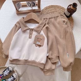 Kinder 2023 neuer Polo -Kragenpullover für Jungen und Mädchen Cartoon Little Bear Kontrastfarbe Langarm Casual Hosen zweiteiliger Set