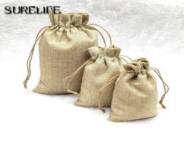50pcslot Vintage Natural Burlap Jute Gift Bags Candy Bags Wedding Favour Pouch Drawstring Jewellery Packaging Bag16912200