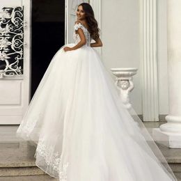 Elegant Embroidery Clip Shoulder Short Sleeve Wedding Ball Dress Button Pommel Gown Lace Tulle Floor-Length Train Bridal Dress