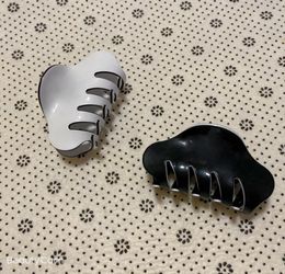 85X52CM Fashion black and white acrylic threedimensional claw clips C style hairpin for ladies collection head accessories Item1243191