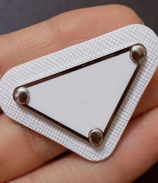 Designer Letter Brooch Women Girl Triangle Brooch Suit Lapel Pin White Black Fashion Jewellery Accessories9466322