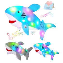 Plush Light - Up Toys 50cm Light -Up Shark fylld glöd led plysch leksak lysande leksak högkvalitativ blå grå hajdockkudde gåvor för barn pp bomull 231212