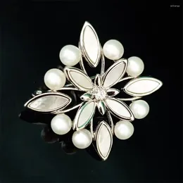 Brooches Fashion French Elegant Fritillaria Snowflake Brooch Simplicity Natural Freshwater Pearl Zircon Cross Breast Pin