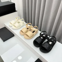 2024 Designere Sandalen Neuankömmlinge Frauen Sandalen hochwertige echte Ledermarkenstile Keil Frau Flach Bester Freizeitschuhe Leder Sandale