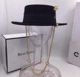 Black cap female British wool hat fashion party flat top hat chain strap and pin fedoras for woman for a streetstyle shooting7822144