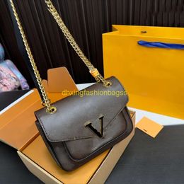 Designer 7a Famous Brand Lvity Womens Shoulder Bag Paris Solid Letter Crossbody Bag Classic Leather Crossbody Cosmetic Handbags