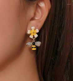 Stud Temperament Personality Zircon Bee Earrings Sweet Flower Shaped Asymmetric Crystal Insect Girls Gifts16163212