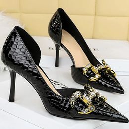 Dress Shoes Western Style 8cm High Heels Side Hollow Pumps Lady Luxury Designer Metal Chain Buckle Stiletto Black Pink Prom 231212