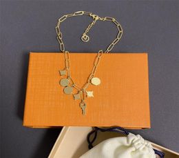 Bracelet And Necklace Sets For Woman Designer Gold Key Old Flower Chains Pendants Womens Jewellery Luxury Necklaces V Bracelets6463556