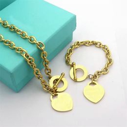2023 Designer Sier Love Necklace Bracelet Set Gold Plated Wedding Statement Heart Pendant Necklaces Bangle Sets 2 in 1 Womens Jewelry Gift