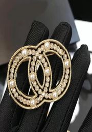 2023 luxury designer pearl rhinestone letter brooch suitable for suits highquality fashion simple jewelry with box7119335