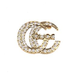 Famous Designer Brand Luxurys Desinger Brooch Women Rhinestone Pearl Letter Brooches Suit Pin Fashion Jewellery Clothing Decoration 301g