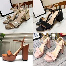 Designer Luxus High Heels Frauen Sandalen Metallic Laminat Leder Flache Mitte High Heel Sandale Sommer Strand Hochzeit Schuhe Kleid Schuh mit Box NO021