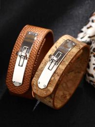 Charm Bracelets Designer Brand New Spin Buckle Leather Bracelet, Simple and Luxury Fashionable Showcase Design, Small Popular Women's Fashion Jewelry PUA1