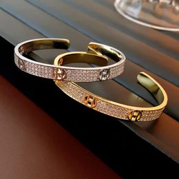 Bangle Korean Luxury Exquisite Metal Letter Cuff Bracelet European and American Fashion Shining Crystal Bracelet Womens Jewellery 231213