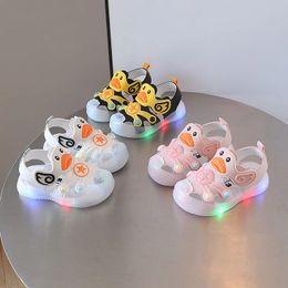 First Walkers Little Duck Lightup LED Sandals for Walker Antikick Baby Shoes 03 Years Old Prewalker Soft Sole Cartoon Girl 231213