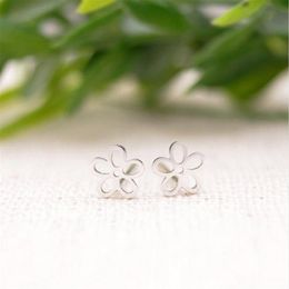 2016 fashion hollow out flowers stud earrings hollow out surface painting flowers mixed color whole women holid209S