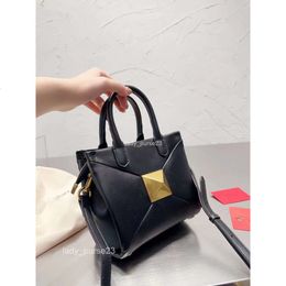 Single 2023 Small Crossbody Tote New Designer Shoulder Bag Bags Women's Fashion Versatile Leather Togo Cowhide Handbag