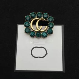 Fashion Design Famous Gold Brand Luxurys Desinger Brooch Women Copper Rhinestone Pearl Letter Letter Brooches Suit Pin Jewellery Clo273t