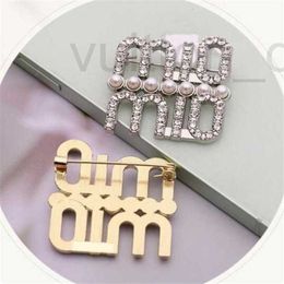 Brooches Designer Brand miumius Luxury Women Pearl Rhinestone Letters top Dress Coat Sweater Suit Pins Jewellery Clothing Decoration Accessories V08Q