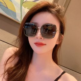 2023 UV resistant large frame adult women's sunshade sunglasses, popular on the internet, versatile in street photography, sunglasses for sun protection