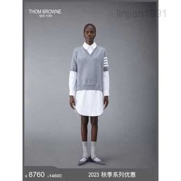 2023 Classic four-stripe womens four-stripe cotton V-neck T-shirt skirt suit Grey